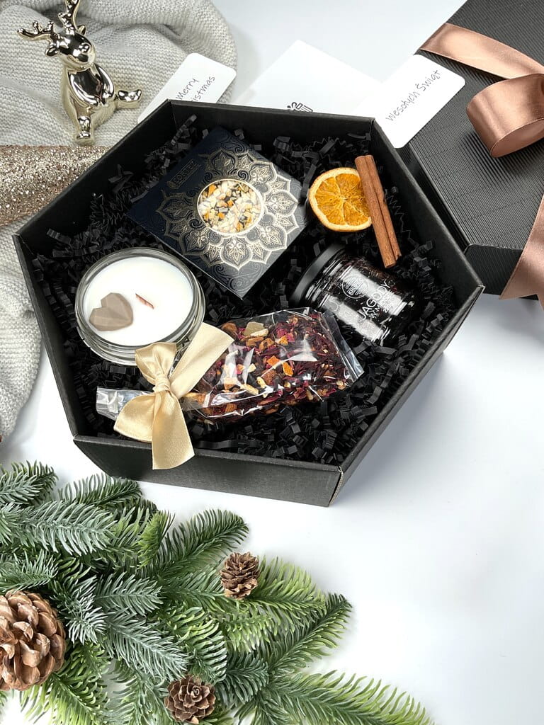 Zimowy gift box: ręcznie robiona świeca sojowa, intensywna czekolada z pomarańczą, słodkie jagody w miodzie i aromatyczna herbata żurawinowa. Świąteczny, nastrojowy prezent premium.