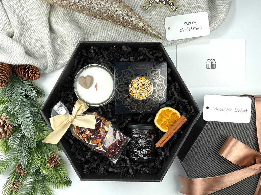 Box świąteczny z naturalną świecą, luksusową gorzką czekoladą, jagodami w miodzie i rozgrzewającą herbatą. Doskonały prezent na święta, elegancki upominek dla przyjaciółki, mamy czy współpracownika.
