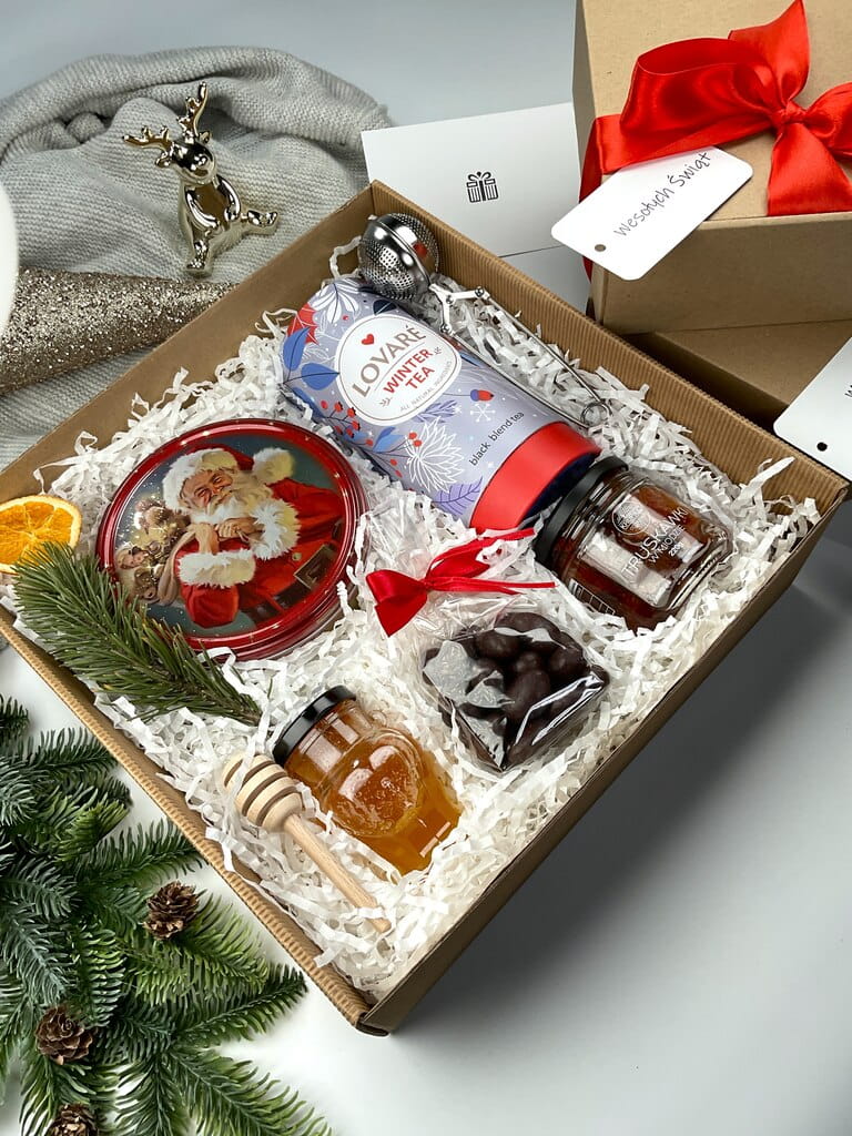 Wyjątkowy box prezentowy z naturalnymi produktami: truskawkami w miodzie, miodem lipowym, herbatą zimową i migdałami w czekoladzie. Idealny dla bliskich, pracowników lub klientów.