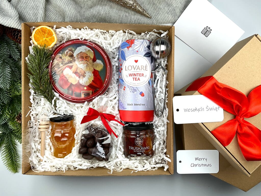 Elegancki zestaw świąteczny z miodem lipowym, maślanymi ciasteczkami, zimową herbatą i migdałami w ciemnej czekoladzie. W komplecie stylowy zaparzacz i drewniany czerpak. Doskonały prezent na Święta i Mikołajki.