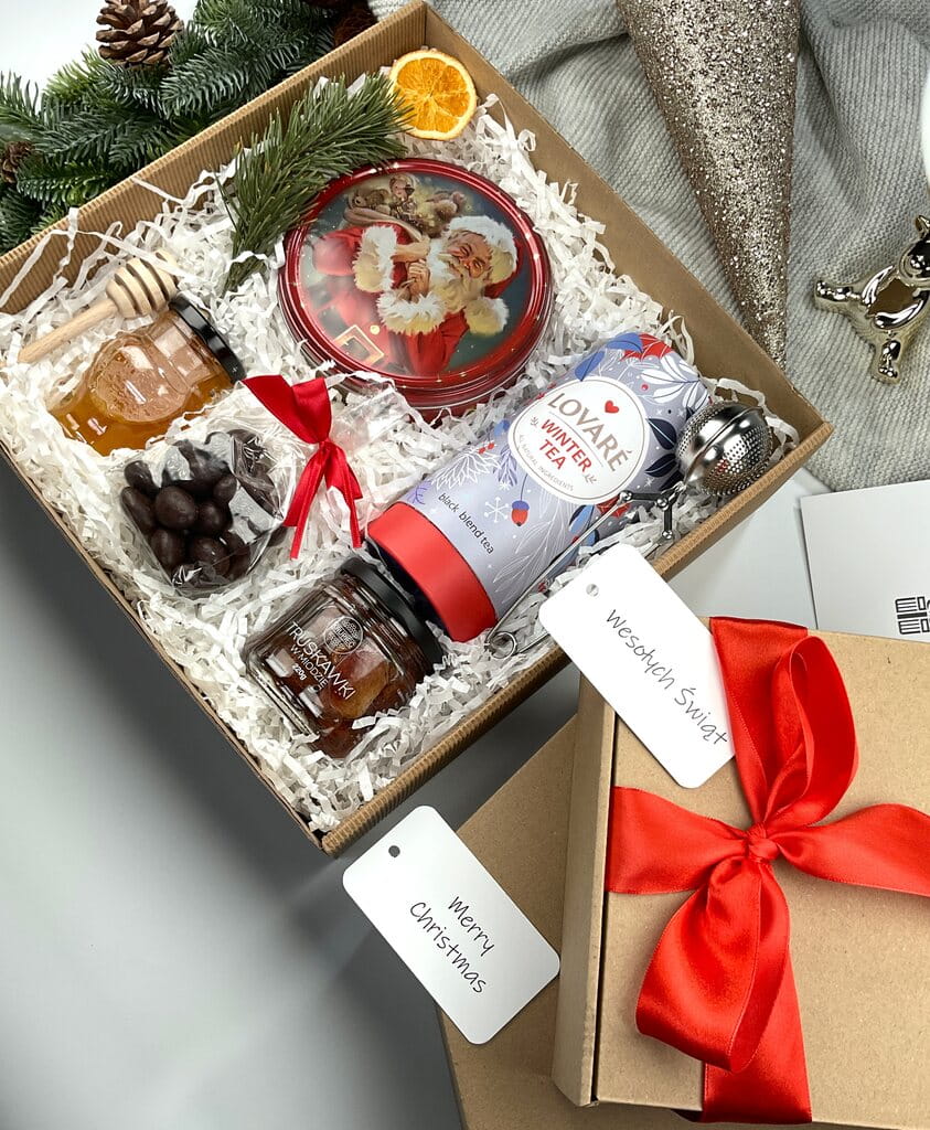 Luksusowy świąteczny box z herbatą zimową, naturalnym miodem, owocami w miodzie i ciasteczkami maślanymi. W zestawie srebrny zaparzacz oraz drewniany czerpak. Perfekcyjny prezent na każdą okazję.