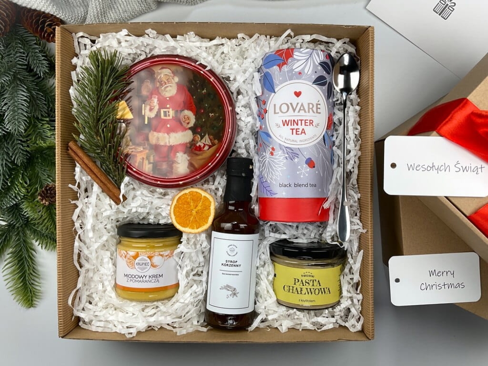 Bożonarodzeniowy zestaw prezentowy premium – smakowite śniadanie Box świąteczny z herbatą, kremem miodowym, korzennym syropem, pastą chałwową bez cukru i duńskimi ciasteczkami w puszce z Mikołajem. Idealny na prezent pod choinkę.