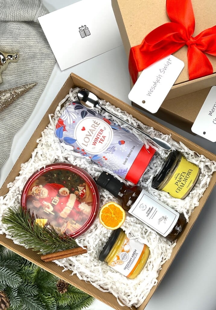 Prezent świąteczny z syropem korzennym i miodem – wyjątkowy zestaw Perfekcyjny gift box dla bliskich: zimowa herbata, słodkie duńskie ciasteczka, pasta chałwowa bez cukru, syrop korzenny i miód pomarańczowy. Idealny pod choinkę lub na Mikołajki.