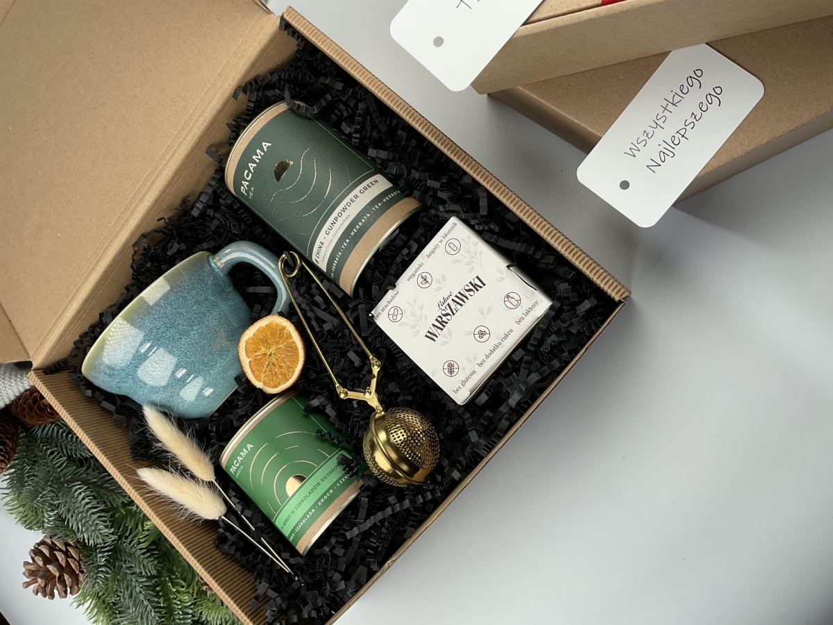 Elegancki prezent z kubkiem i zdrowymi ciasteczkami owsianymi Stylowy kubek zielono-morski, ręcznie robione owsiane ciasteczka bez glutenu, zaparzacz złoty i agrest w czekoladzie. Idealny zestaw świąteczny lub urodzinowy.