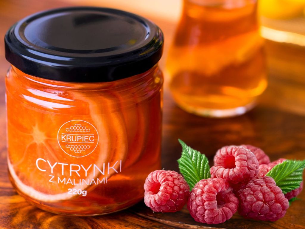 Cytrynki z malinami w syropie. Plasterki cytryny w owocowym malinowym syropie, idealne do herbaty, deserów i napojów. Naturalny, aromatyczny dodatek bez konserwantów.