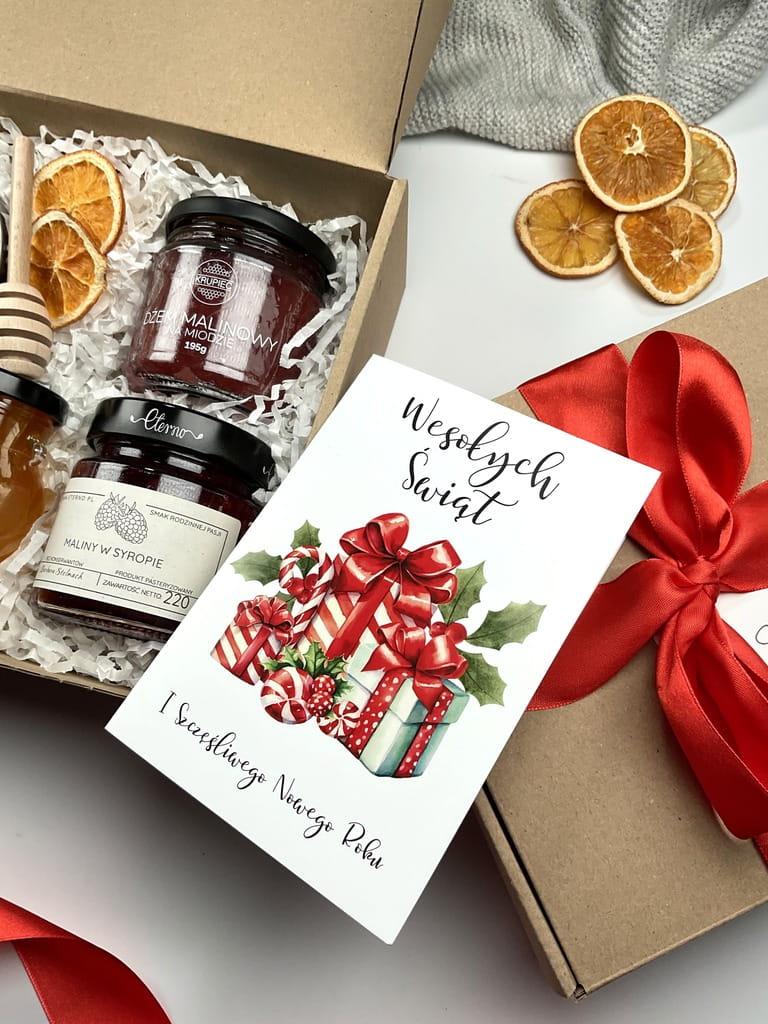 Elegancki box świąteczny z herbatą, maślanymi ciasteczkami w puszce, polskim miodem, malinami w syropie i dżemem malinowym słodzonym miodem. W zestawie kartka na życzenia. Idealny prezent dla babci, dziadka i bliskich.