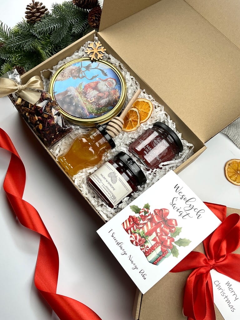 Prezent świąteczny premium: zimowa herbata, maślane duńskie ciasteczka, naturalny polski miód, czerpak drewniany, maliny w syropie i dżem malinowy na miodzie. Dołączona kartka świąteczna czyni zestaw gotowym do wręczenia.