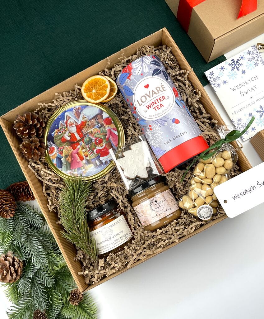 Świąteczny gift box: maślane ciasteczka, czekoladowa aronia, cytrynki w syropie, zimowa herbata, słodki miód i pierniczek — gotowy prezent dla babci, dziadka lub teściowej.