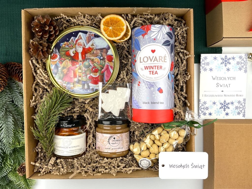 Box na prezent dla kogoś, kto ma wszystko: duńskie ciasteczka, herbatka zimowa, piernik, miód piernikowy, cytrynki w syropie i aronia w białej czekoladzie — elegancki upominek.