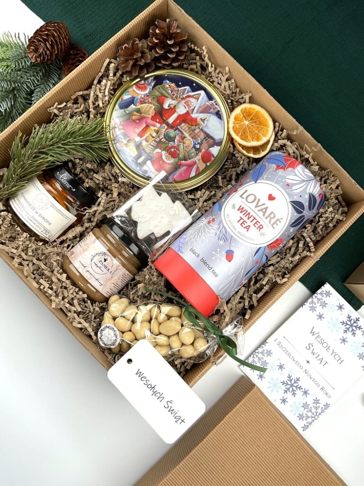 Prezentowy zestaw świąteczny: klasyczne ciasteczka, zimowa herbata, aronia w czekoladzie, miodowy piernik, cytrynki w syropie i pierniczek. Uniwersalny box pod choinkę i Mikołajki.