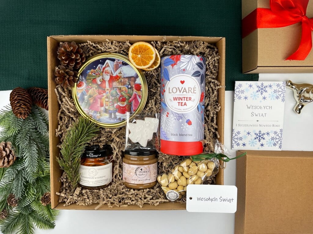 Uniwersalny box prezentowy: duńskie ciasteczka w puszce, cytrynki w syropie, aronia w białej czekoladzie, zimowa herbata, miód piernikowy i lukrowany pierniczek — idealny upominek świąteczny.