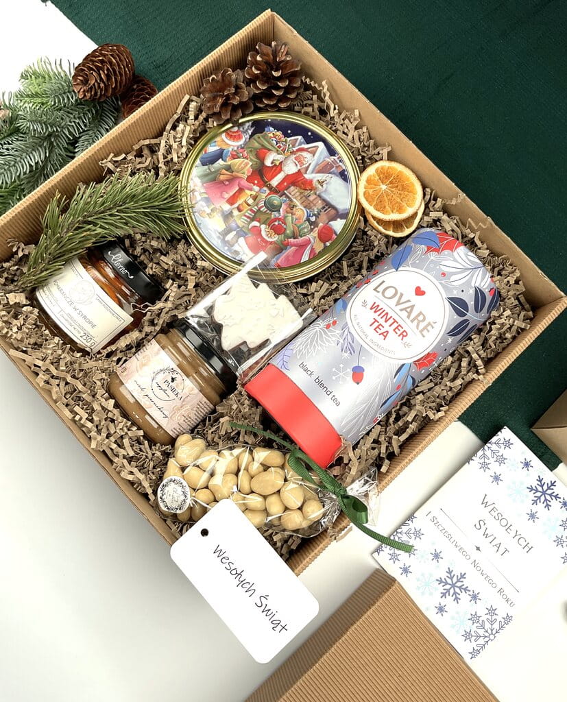 Elegancki zestaw świąteczny: maślane ciasteczka, aronia w białej czekoladzie, zimowa herbata, miód piernikowy, cytrynki w syropie, pierniczek lukrowany — idealny pod choinkę.