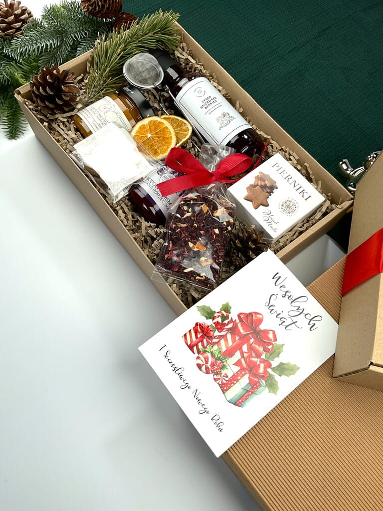 Zestaw prezentowy: zimowa herbata, syrop red berries, pierniczki handmade, pigwa w konfiturze, miodowy krem z czarną porzeczką i zaparzacz. Idealny świąteczny upominek dla bliskich.