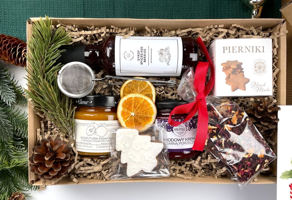 Box świąteczny premium: ręcznie robione pierniczki, syrop red berries, zimowa herbata, pigwa, krem miodowy porzeczkowy i stylowy zaparzacz. Gotowy prezent pod choinkę i na Mikołajki.