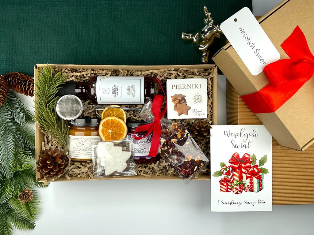 Świąteczny zestaw prezentowy z syropem red berries, zimową herbatą żurawinową, ręcznie robionymi pierniczkami, kremem miodowym z czarną porzeczką, konfiturą pigwową i zaparzaczem. Idealny prezent świąteczny.