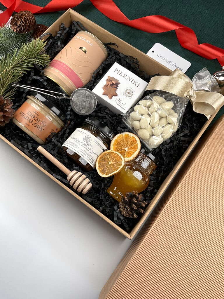 Elegancki box migdałowy: herbata premium, krem migdałowy, migdały w czekoladzie, figowa konfitura z makiem, pierniczki handmade i miód. Gotowy prezent świąteczny.