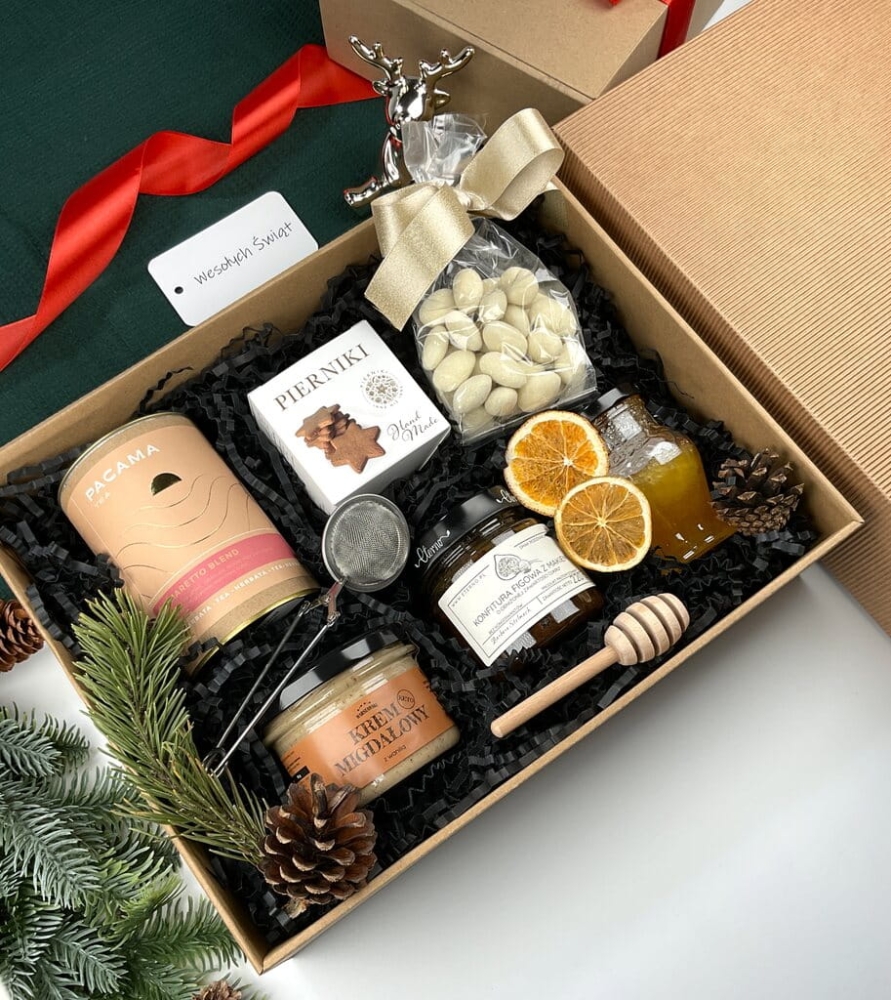 Premium gift box: aromatyczna herbata amaretto, migdały w białej czekoladzie, krem migdałowy, figowa konfitura z makiem, pierniki i miód. Prezent dla miłośników migdałów.