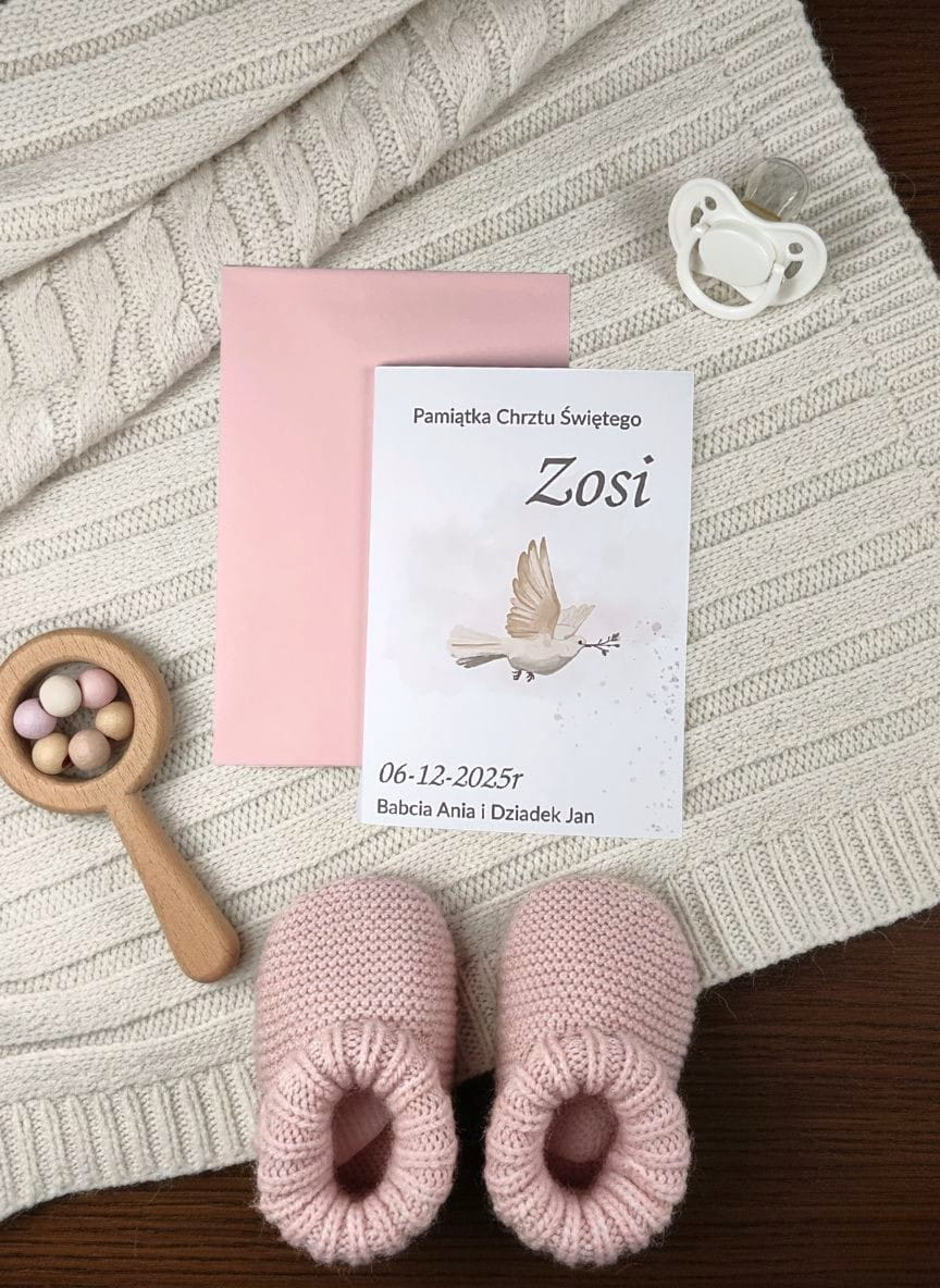 Kartka okolicznościowa na Chrzest Święty dla dziewczynki z kopertą. Personalizowana kartka wykonana na białym papierze satynowym 300 g/m², elegancka pamiątka chrztu.