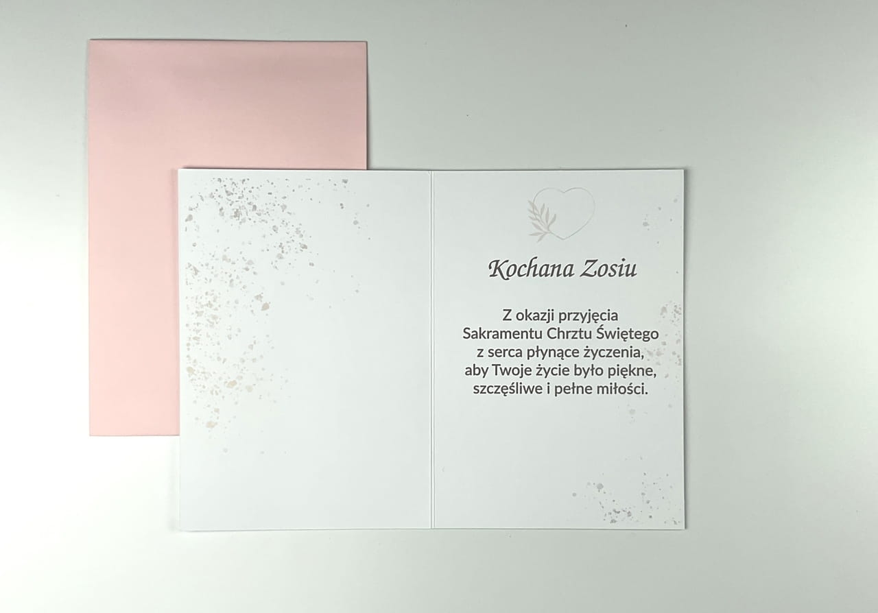 Personalizowana kartka na chrzest dla dziewczynki z kopertą. Zadruk na białym papierze satynowym 300 g/m², delikatny design, idealna pamiątka Chrztu Świętego.
