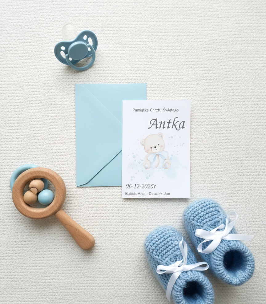 Kartka okolicznościowa na Chrzest Święty dla chłopca z kopertą. Personalizowana kartka wykonana na białym papierze satynowym 300 g/m², elegancka pamiątka chrztu.