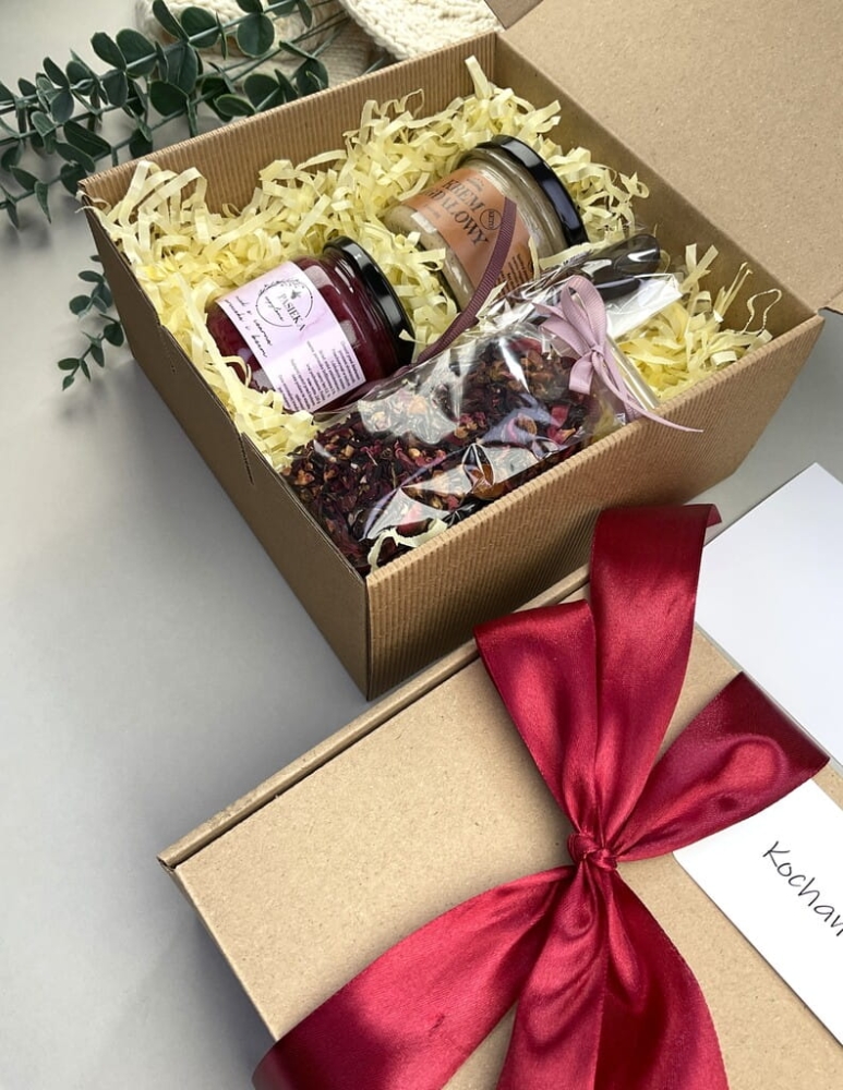 Elegancki box śniadaniowy z kremem migdałowym, herbatą owocową, kremowym miodem porzeczkowym i łyżeczką z czekolady. Doskonały prezent dla bliskich.