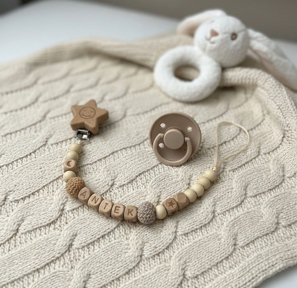 Ręcznie robiona, personalizowana zawieszka do smoczka z koralików drewnianych. Bezpieczna dla dziecka, modna i praktyczna – idealna na prezent z okazji narodzin.