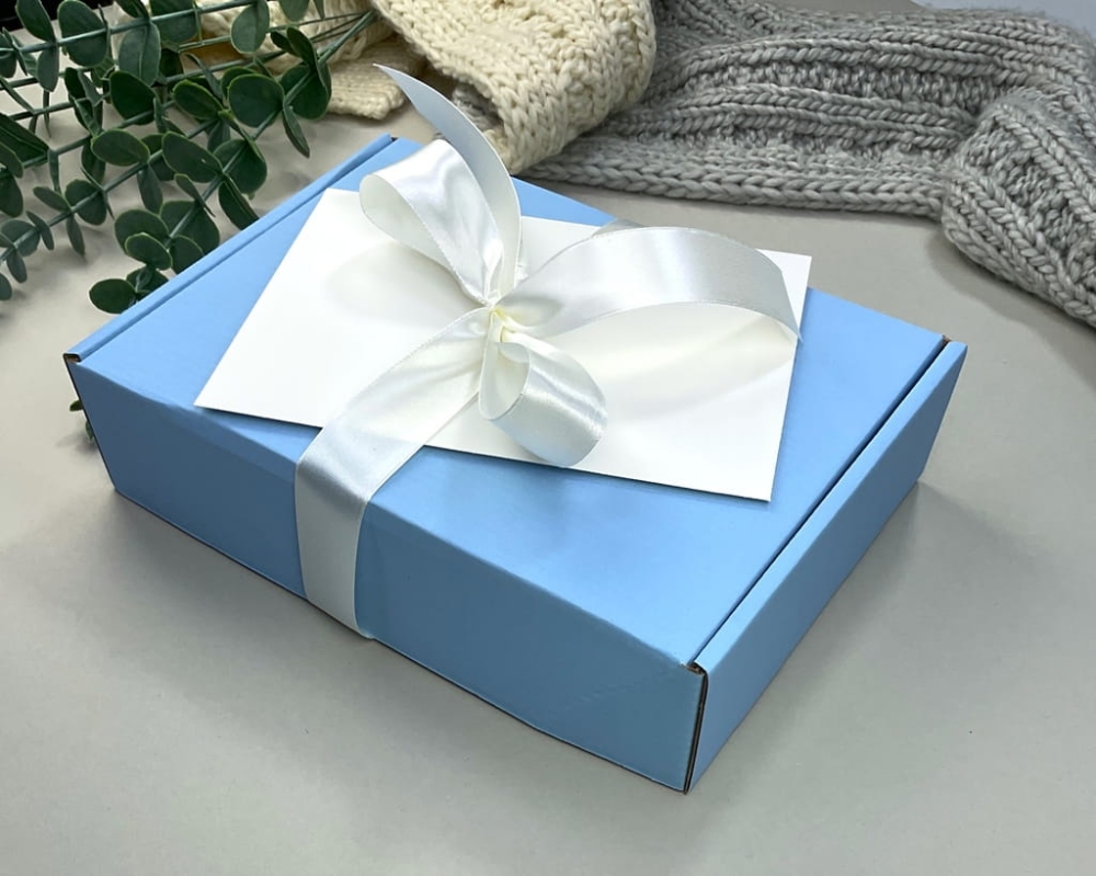 Box niemowlęcy premium: muślinowa pieluszka, grzechotka handmade, zawieszka na smoczek, drewniany element z imieniem oraz kartka z życzeniami. Wyjątkowy prezent dla chłopca.