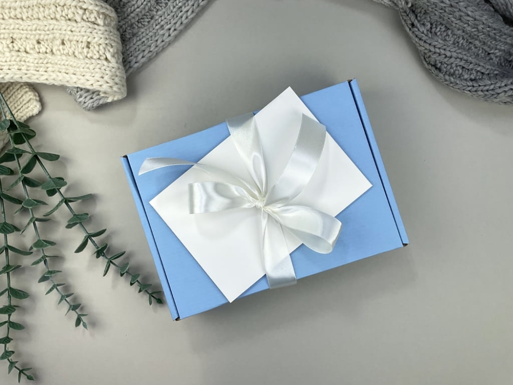 Box niemowlęcy premium: muślinowa pieluszka, grzechotka handmade, zawieszka na smoczek, drewniany element z imieniem oraz kartka z życzeniami. Wyjątkowy prezent dla chłopca.