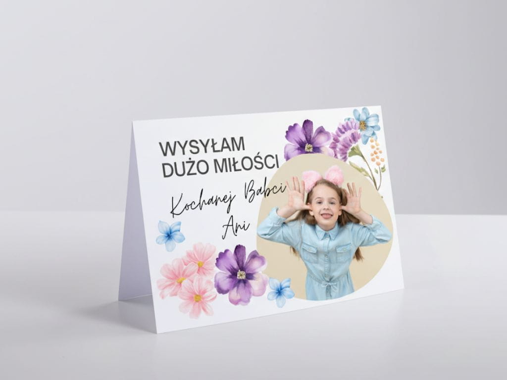 Personalizowana kartka na Dzień Babci i Dziadka ze zdjęciem wnuków, elegancki druk na grubym satynowym papierze, wyjątkowa pamiątka rodzinnego święta.