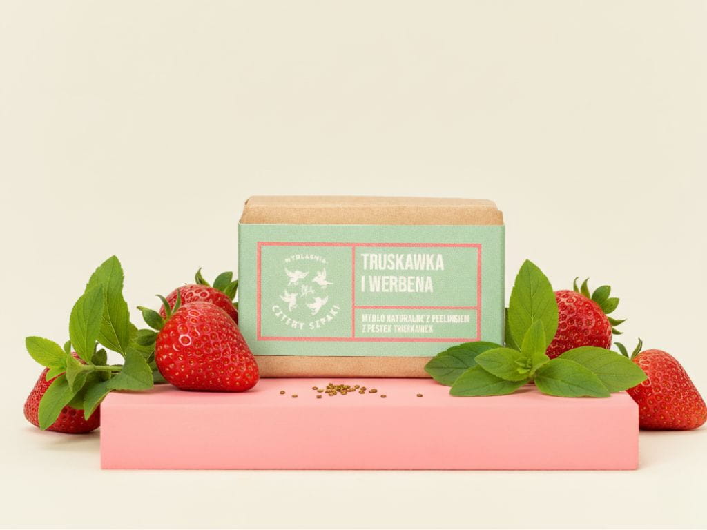 Naturalne mydło peelingujące Truskawka i Werbena Cztery Szpaki – delikatny peeling, gładka skóra, owocowo-cytrusowy zapach.