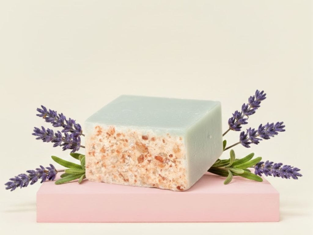 Mydło w kostce z lawendą i solą himalajską – naturalne składniki, subtelny peeling i relaksujący aromat.