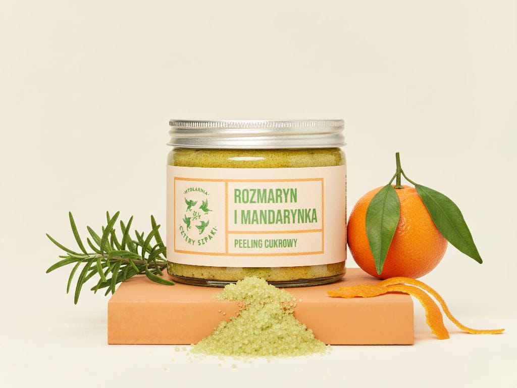 Scrub do ciała Rozmaryn i Mandarynka Cztery Szpaki – peeling cukrowy, wygładzenie skóry i świeży cytrusowo-ziołowy zapach.