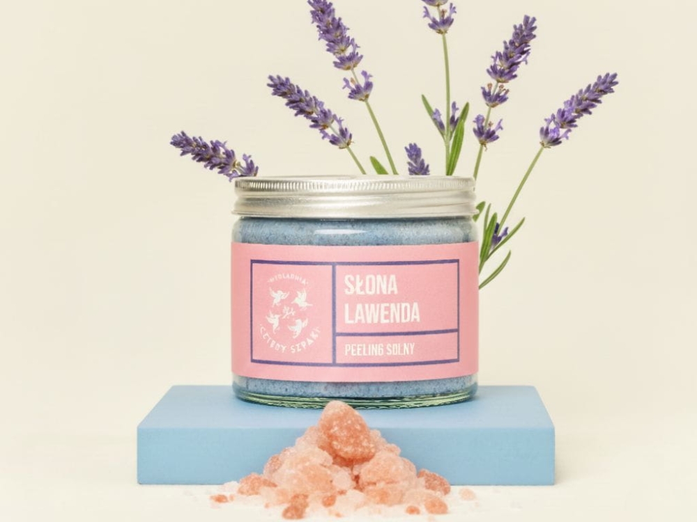Scrub solny Słona Lawenda Cztery Szpaki – peeling z solą morską i himalajską, wygładzenie i odżywienie skóry.