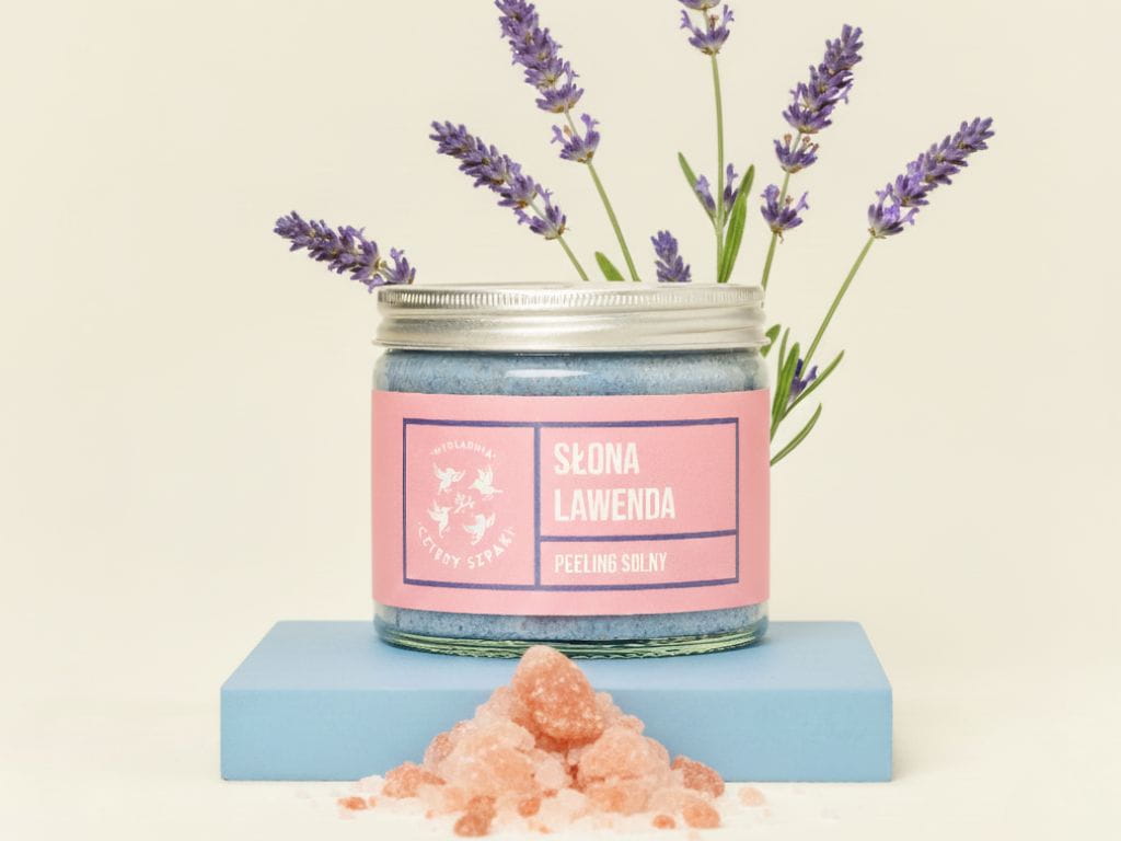 Scrub solny Słona Lawenda Cztery Szpaki – peeling z solą morską i himalajską, wygładzenie i odżywienie skóry.