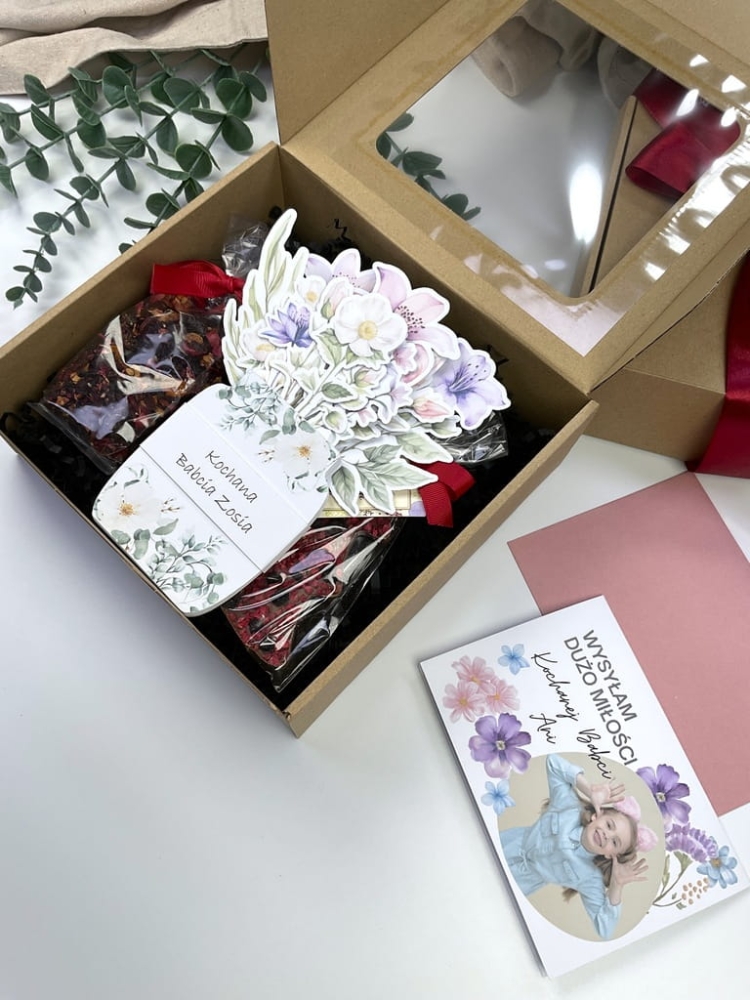 Kreatywny zestaw prezentowy: bukietowy kalendarz miesięczny, herbata żurawinowa i czekolada handmade z owocami. Naturalny, estetyczny i ponadczasowy upominek.
