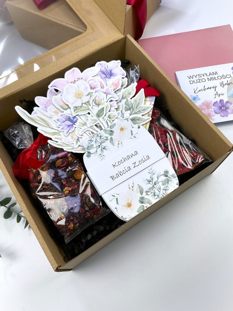 Kreatywny zestaw prezentowy: bukietowy kalendarz miesięczny, herbata żurawinowa i czekolada handmade z owocami. Naturalny, estetyczny i ponadczasowy upominek.