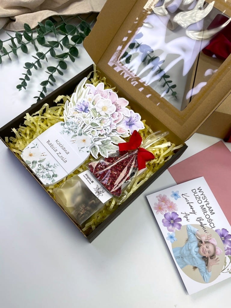Wyjątkowy zestaw prezentowy z kalendarzem w formie bukietu kwiatów, herbatą kwitnącą i naturalną czekoladą. Elegancki box gotowy do wręczenia.