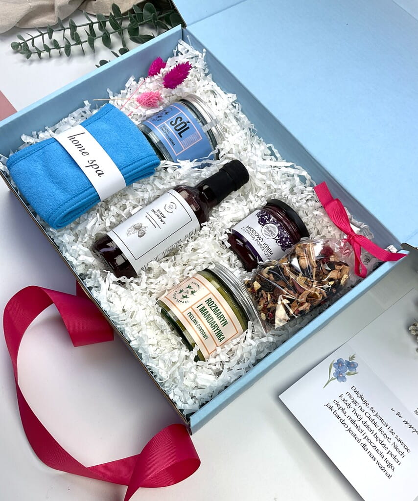 Pastelowy box relaksacyjny – ręcznie robione kosmetyki polskiej marki, aromatyczna herbata lawendowa, naturalne słodkości i dodatki do domowego SPA. Idealny prezent dla niej.