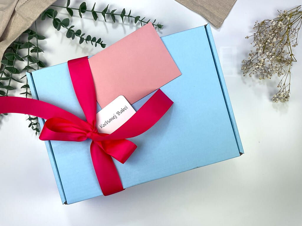Kobiecy box prezentowy z naturalnymi kosmetykami i herbatą: relaks, pielęgnacja i słodkie chwile w jednym zestawie. Doskonały prezent na święta, urodziny i Dzień Kobiet.