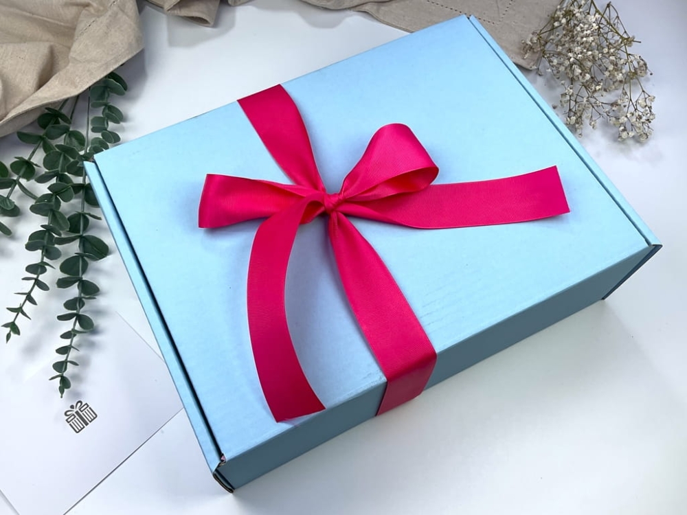 Naturalny box prezentowy dla kobiety – kosmetyki handmade, świeca sojowa serce, lawendowe aromaty i pastelowe opakowanie. Gotowy upominek premium.