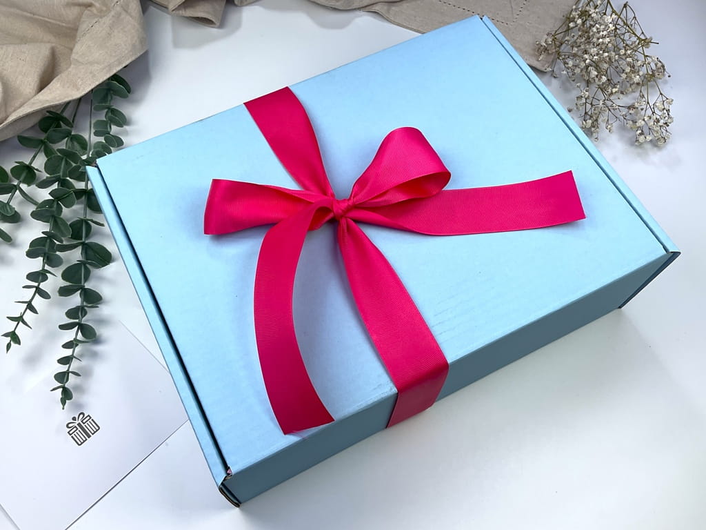 Naturalny box prezentowy dla kobiety – kosmetyki handmade, świeca sojowa serce, lawendowe aromaty i pastelowe opakowanie. Gotowy upominek premium.