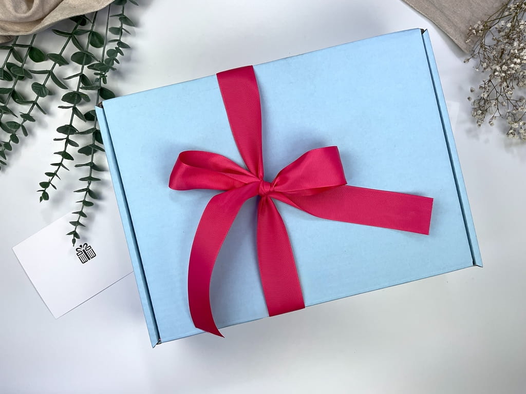 Naturalny box prezentowy dla kobiety – kosmetyki handmade, świeca sojowa serce, lawendowe aromaty i pastelowe opakowanie. Gotowy upominek premium.