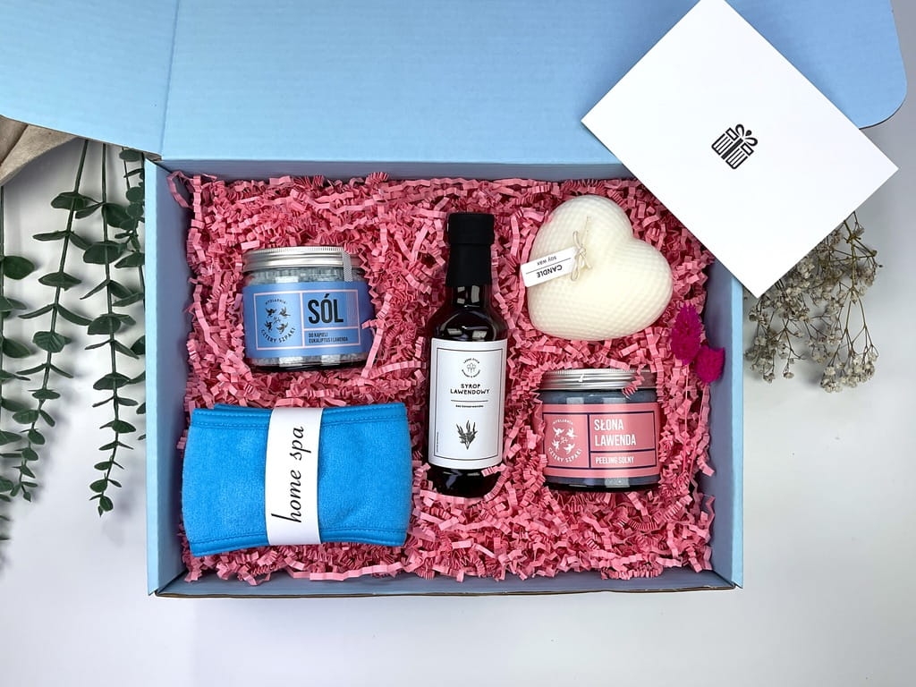 Zestaw prezentowy dla kobiety z naturalnymi kosmetykami: sól lawendowa do kąpieli, peeling cukrowy rozmaryn–mandarynka, opaska spa, syrop lawendowy i ręcznie robiona świeca sojowa serce.