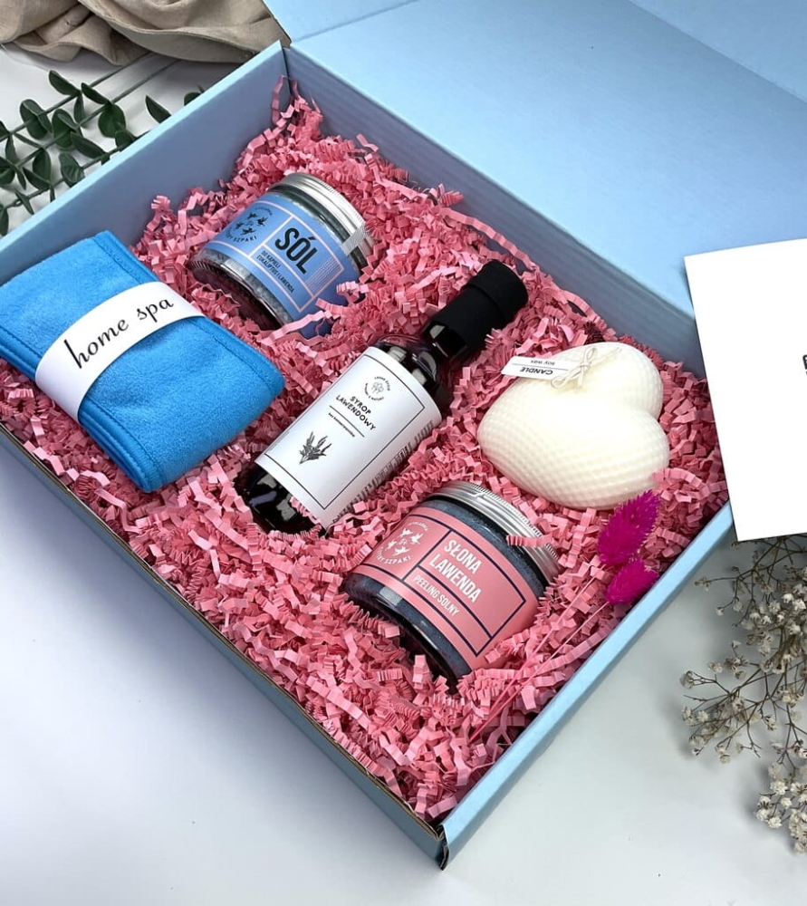 Pastelowy box relaksacyjny – ręcznie robione kosmetyki polskiej marki, świeca sojowa w kształcie serca, syrop lawendowy i akcesoria do domowego SPA. Idealny prezent dla niej.