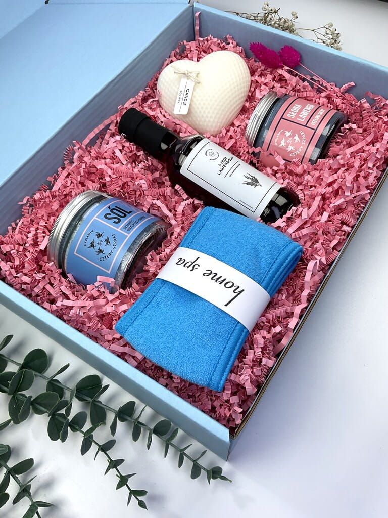 Elegancki zestaw SPA w domu: lawendowa kąpiel, naturalny peeling, miękka opaska spa, świeca sojowa i syrop lawendowy. Kobiecy prezent na święta i urodziny.