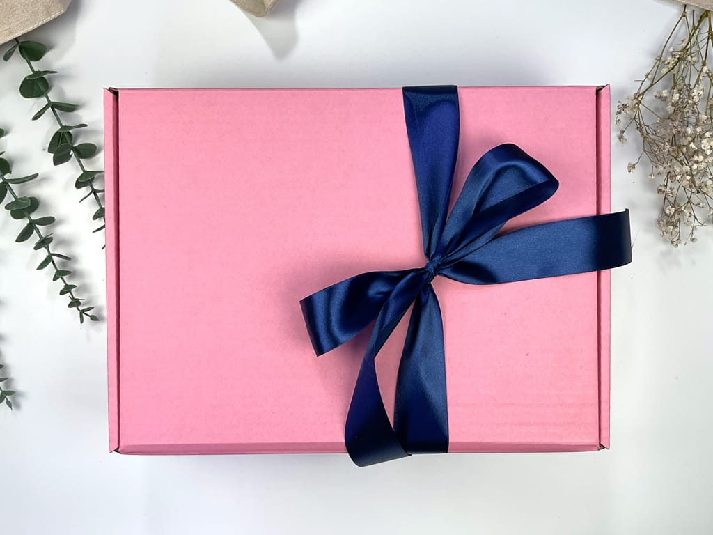 Kobiecy box prezentowy z herbatą kwiatową i kosmetykami handmade. Relaks, pielęgnacja i spokój zamknięte w pastelowym opakowaniu. Gotowy upominek premium.