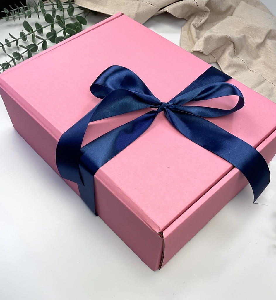 Kobiecy box prezentowy z herbatą kwiatową i kosmetykami handmade. Relaks, pielęgnacja i spokój zamknięte w pastelowym opakowaniu. Gotowy upominek premium.