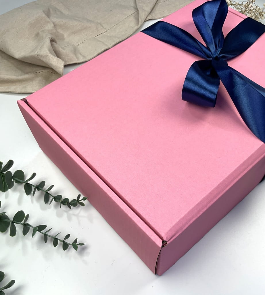 Kobiecy box prezentowy z herbatą kwiatową i kosmetykami handmade. Relaks, pielęgnacja i spokój zamknięte w pastelowym opakowaniu. Gotowy upominek premium.
