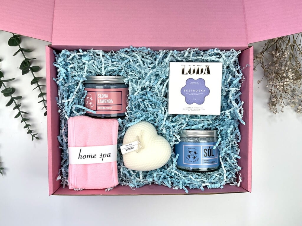 Zestaw prezentowy dla kobiety z naturalnymi kosmetykami: sól lawendowa do kąpieli, peeling cukrowy rozmaryn–mandarynka, opaska spa, herbata kwiatowa Luda i świeca sojowa serce.