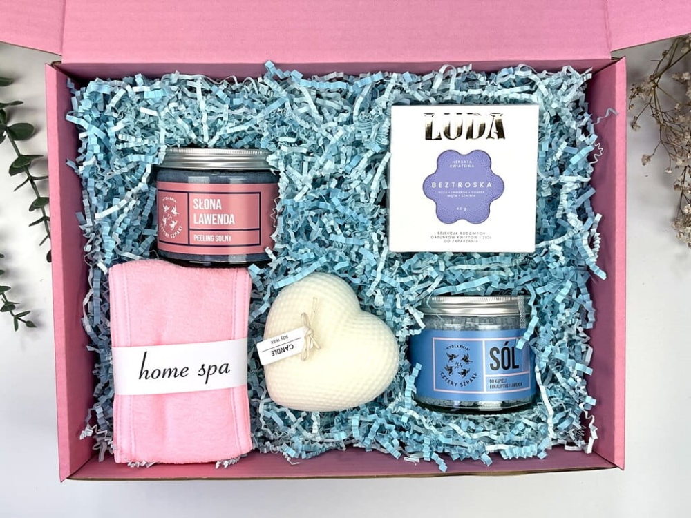 Elegancki zestaw SPA w domu: lawendowa kąpiel, naturalny peeling, miękka opaska spa, świeca sojowa serce i aromatyczna herbata kwiatowa.